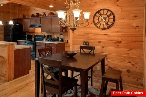 Luxury Cabin with Dining Room and Full Kitchen - Fort Knoxx