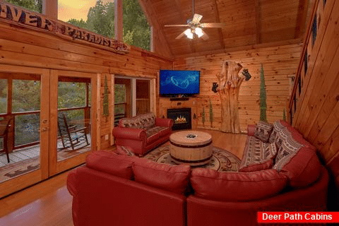 Spacious living room in 3 bedroom river cabin - River Paradise