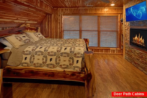 Spacious King Bedroom in 7 bedroom cabin - River Mist Lodge