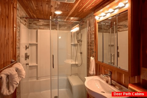 Luxurious bathroom in 7 bedroom cabin - River Mist Lodge