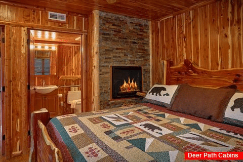 Master Suite with Mini Fridge and Private Bath - River Mist Lodge
