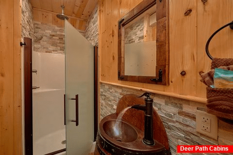 Luxurious Bathrooms in cabin on the River - River Mist Lodge