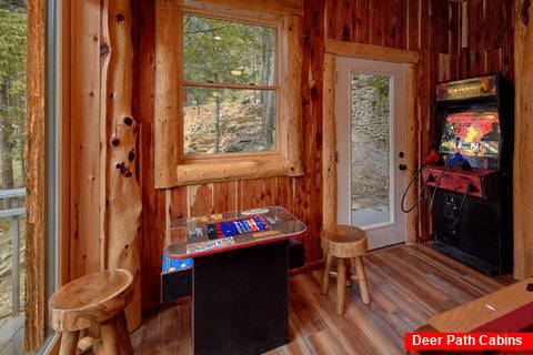 Premium Cabin on the river with Arcade Games - River Mist Lodge