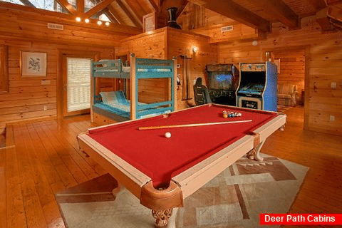 8 Bedroom Cabin Sleeps 28 wit Game Room - Indoor Pool Lodge
