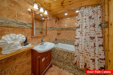 Luxurious Master Bathroom in 6 bedroom cabin - River Adventure Lodge