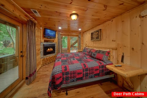 Master Suite with Fireplace in 6 bedroom cabin - River Adventure Lodge