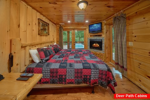 Cabin on the river with fireplaces in bedrooms - River Adventure Lodge