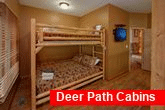 Queen bunk bedroom for 12 guests in river cabin