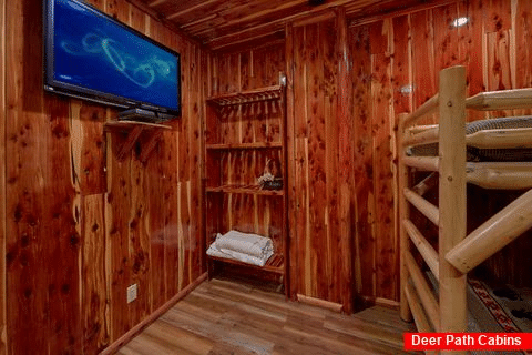 Twin Bunk bedroom with TV in 7 bedroom cabin - River Mist Lodge