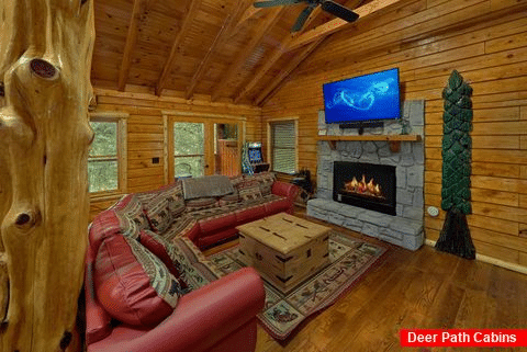 Living room with fireplace overlooking the river - River Edge