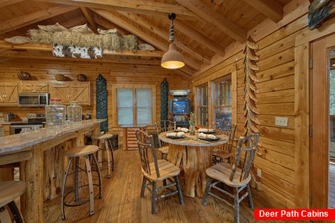 Custom Dining Area with seating for 6 in Cabin - River Retreat