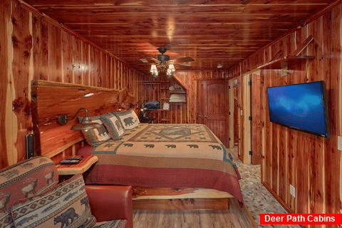 Spacious King suite in 2 Bedroom Cabin - River Retreat
