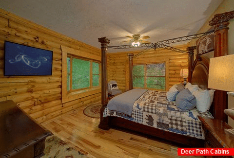 Master bedroom with King Bed at 5 bedroom cabin - Elkhorn Lodge