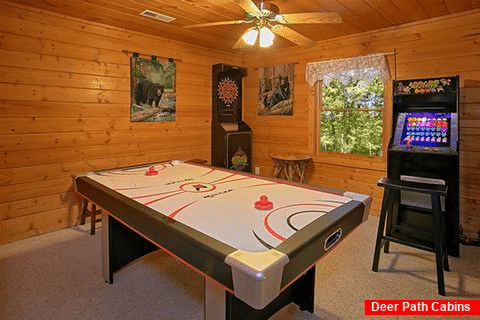 Cabin with Arcade Game, Air Hockey and Game Room - Hemlock Hideaway