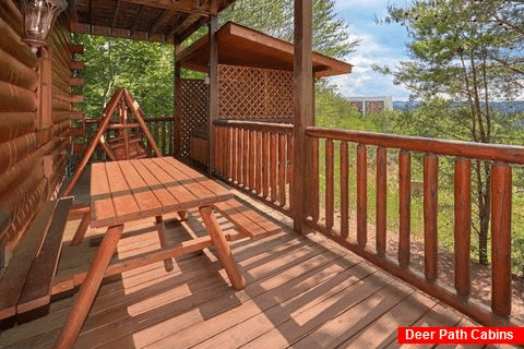 Cabin with PIcnic Table, deck and Hot Tub - Simply Irresistible