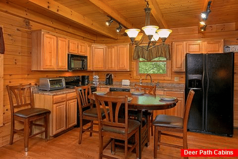 Spacious 3 bedroom Cabin with Full Kitchen - Moonshine Inn