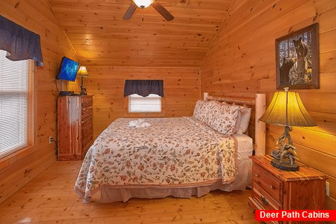 Luxury 3 bedroom Cabin with King Bedroom - Moonshine Inn