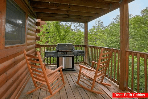 Gatlinburg Cabin with Grill and covered deck - Moonshine Inn