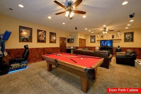 Cabin with Pool Table and Race Car Arcade Games - Alpine Mountain Lodge