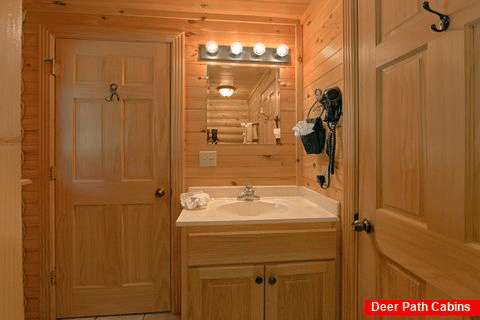 Luxurious 2 Bedroom Cabin with Private Bath - Creekside Hideaway