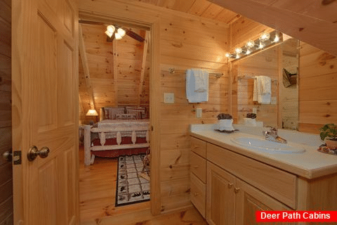 2 Bedroom Cabin with Private Baths and Jacuzzi - Creekside Hideaway