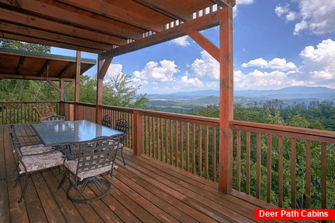 3 Bedroom Cabin with Private Deck Dining Area - Lasting Impression