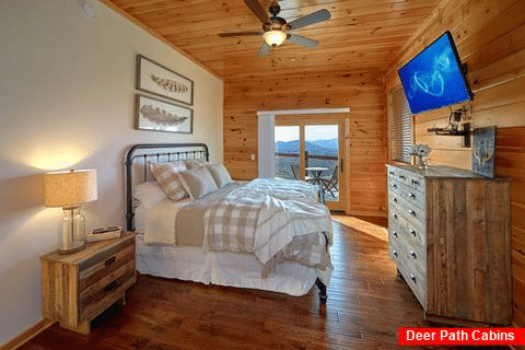 Private King Bedroom with Mountain Views - Copper Ridge Lodge