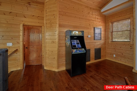 Spacious 6 Bedroom Cabin with Video Arcade Game - Copper Ridge Lodge
