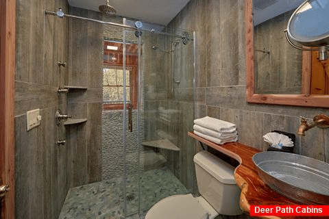 Beautiful Custom bathroom in 2 bedroom cabin - River Pleasures