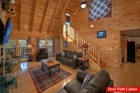 Spacious Living Room in 4 Bedroom Cabin - Dreamland