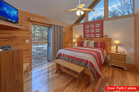 4 Bedroom Cabin with Private Queen Bedroom - Mountain Fever