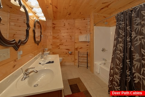 Cabin with Private Master Suite and Bathroom - Star Gazer