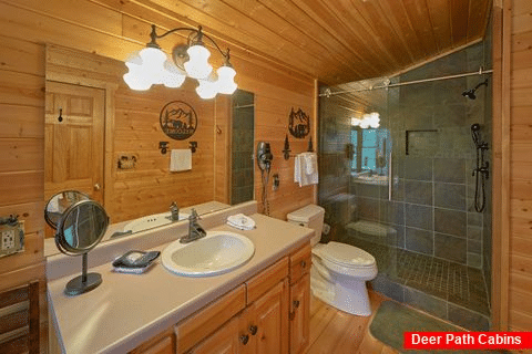 2 Bedroom Luxury Cabin with oversize Shower - Angel's Landing