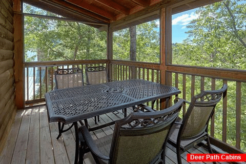 2 Bedroom Cabin with a Screened In Porch - A Cozy Cabin