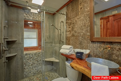 Luxurious Bathroom in 2 Bedroom Cabin - River Retreat