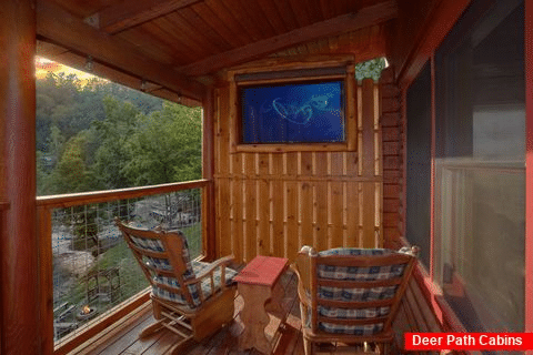 2 Bedroom Cabin with TV on Deck and Hot Tub - River Retreat