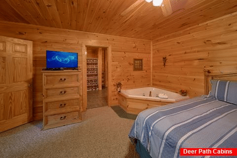 Private Queen Bedroom with Jacuzzi Tub - Radiant Ridge