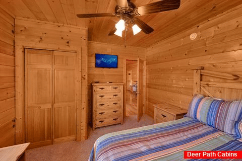Beautiful 3 Bedroom Cabin Sleeps 7 - Cheeky Chipmunk Getaway