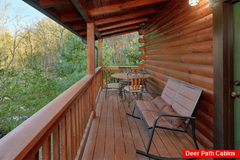 2 bedroom cabin with Rockers on covered deck - April's Diamond