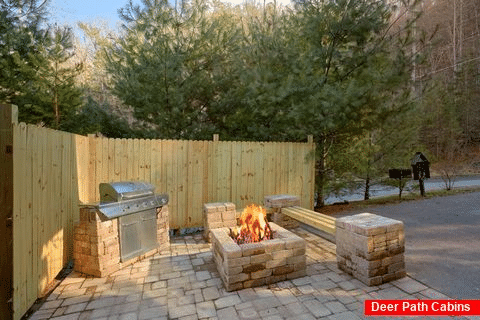 Luxury Cabin with Fire Pit and Outdoor Grill - April's Diamond