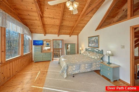 Master Bedroom with King Bed and Flatscreen TV - Hearts Desire