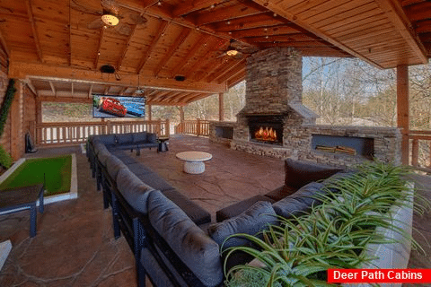 Spacious Living area with Fireplace and View - Dream Maker Lodge