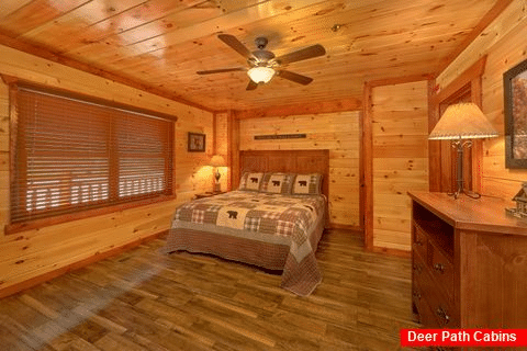 King Bedroom with Futon, TV and Private bath - Dream Maker Lodge
