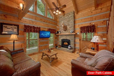 1 Bedroom Cabin with a fireplace in living room - Kicked Back Creekside