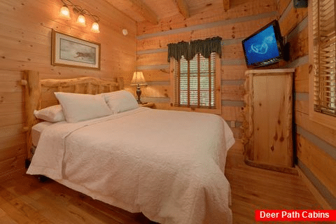 1 bedroom cabin with Private queen bedroom - Kicked Back Creekside
