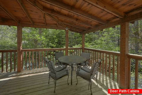 Private cabin with 2 Beds, hot tub and fireplace - Kicked Back Creekside