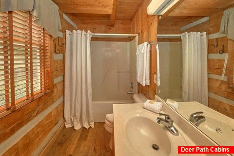 1 Bedroom Cabin with full bathrom on main level - Turtle Dovin'