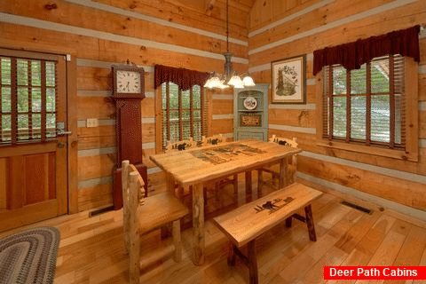 Wears Valley cabin with dining room for 4 - Cuddle Creek Cabin