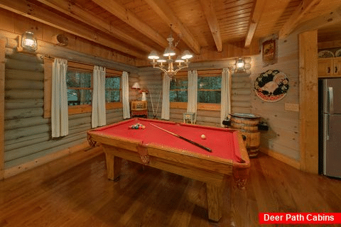 Spacious 1 Bedroom Cabin with Pool Table - Merry Weather