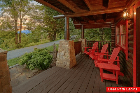 Pigeon Forge Cabin with Covered Front Porch - Merry Weather